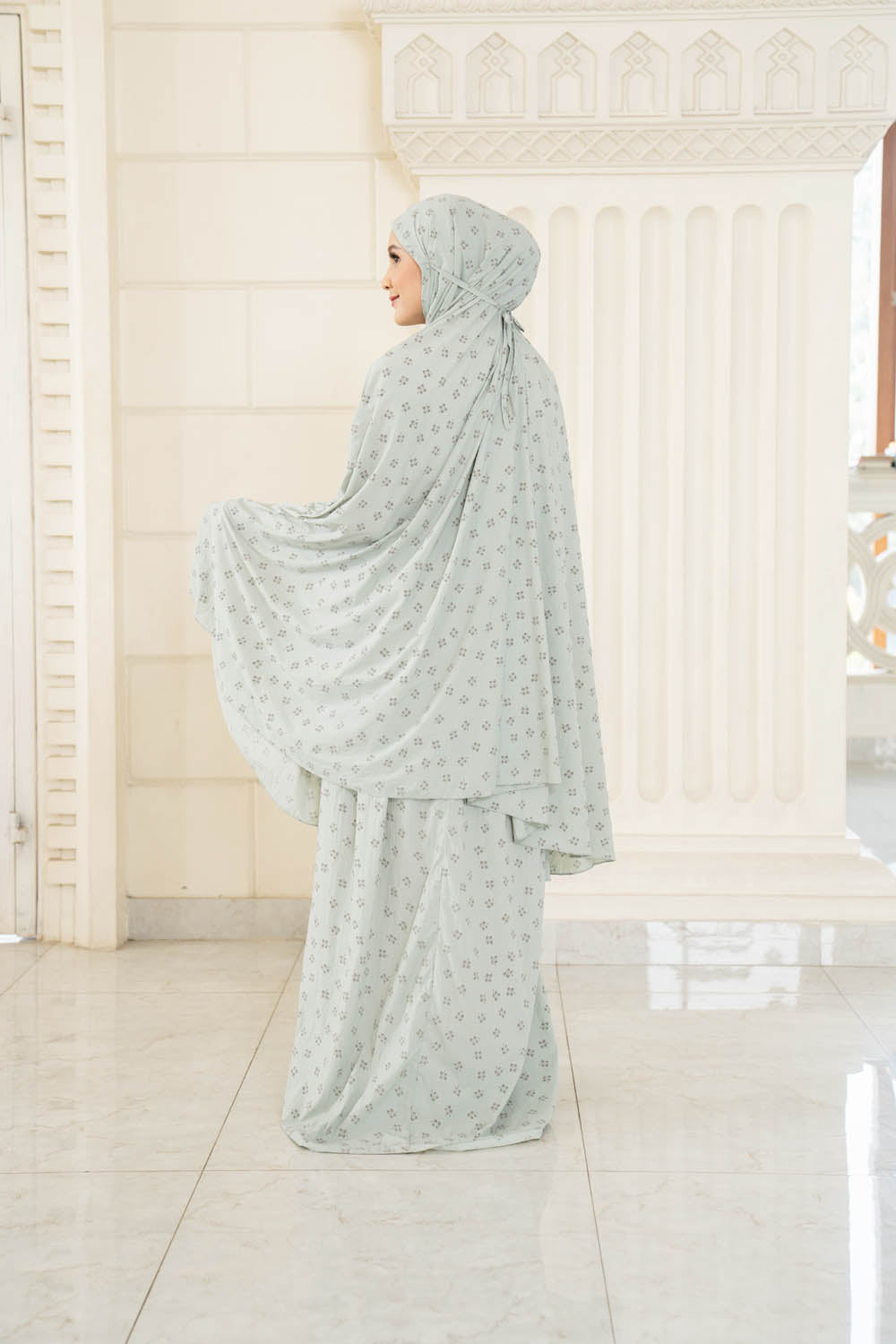 Arindha Prayer Set Frosted mint - Wearing Klamby