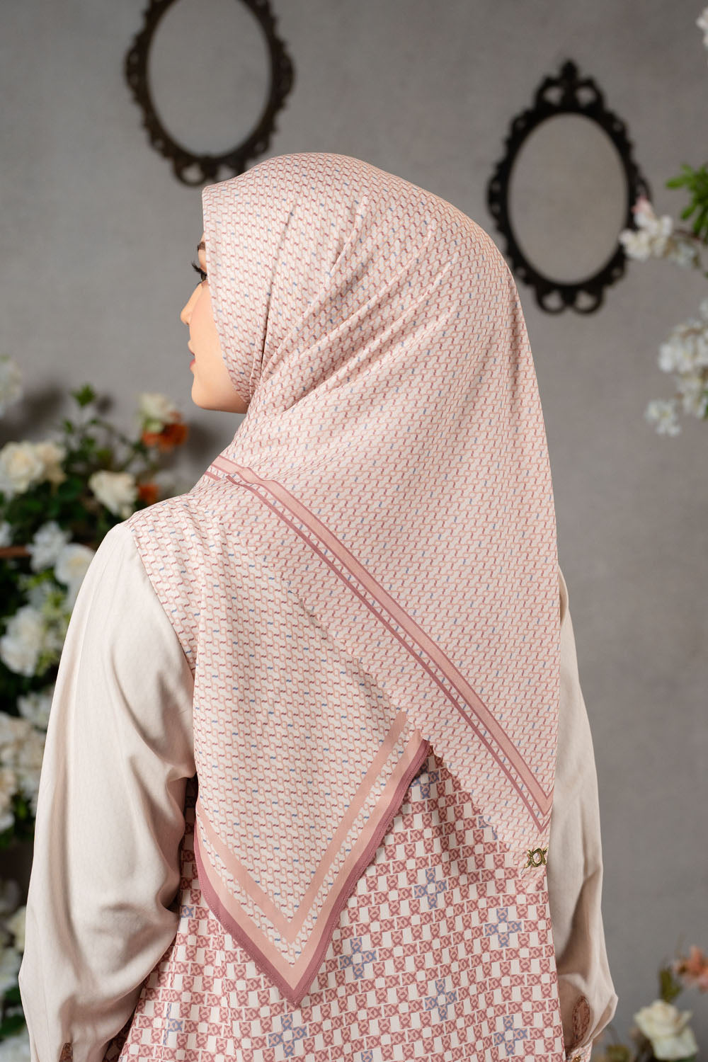 Romely Scarf Gading Bromelia