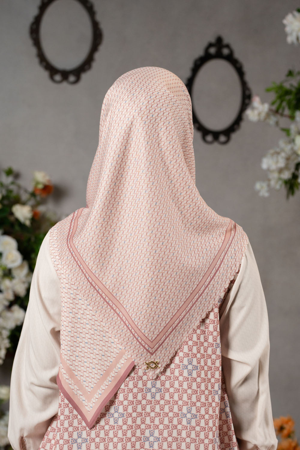 Romely Scarf Gading Bromelia