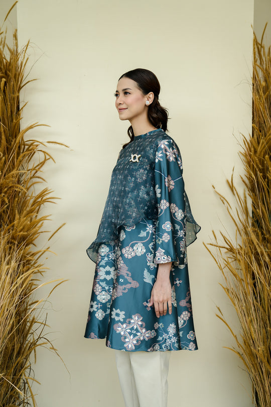 Dumai Tunic Emerald - Wearing Klamby