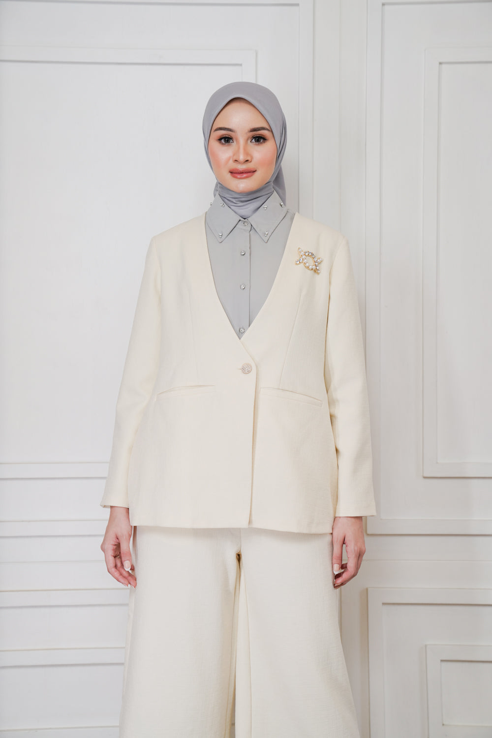 Brighton Blazer White Tea - Wearing Klamby