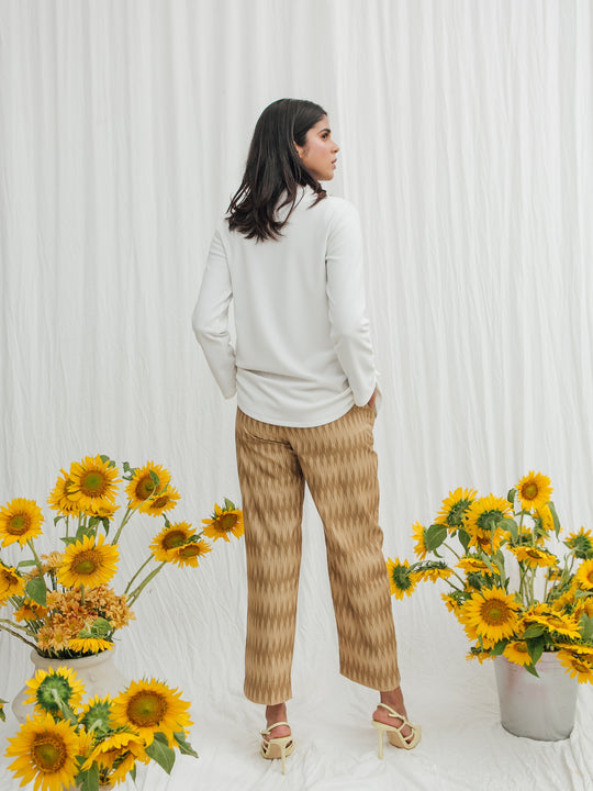 Deli Pants Honey Gold - Wearing Klamby