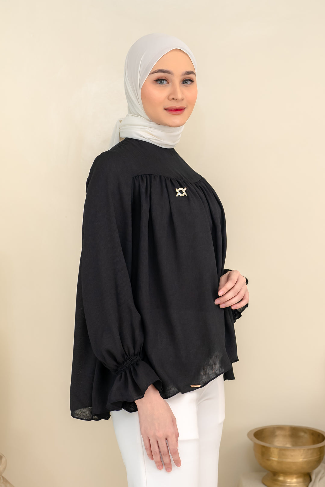 Cemile Blouse (Minor) Black - Wearing Klamby