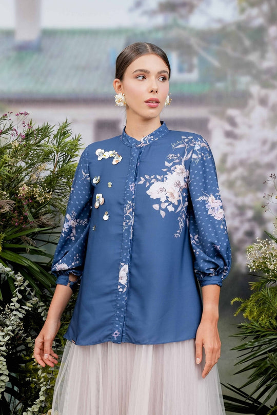 Dahlia Blouse (Minor) Oxford - Wearing Klamby